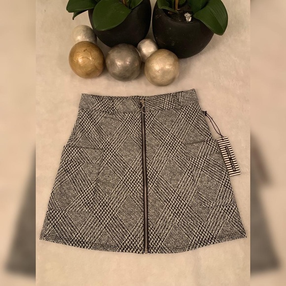 Haute Monde Dresses & Skirts - Haute Monde mini Skirt with front ziper size S